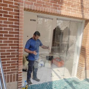 نصب درب شیشه ای